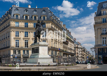 Luigi XIV la statua e architettura Parigina a Place des Victoires, Parigi, Francia Foto Stock