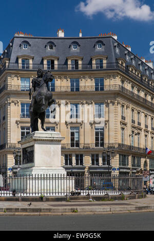 Luigi XIV la statua e architettura Parigina a Place des Victoires, Parigi, Francia Foto Stock