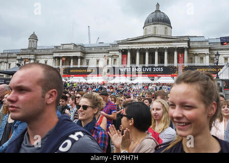 Londra, Regno Unito. Xx Giugno, 2015. Il WestEnd Live, Trafalgar Square, Londra, Regno Unito. Questo fine settimana migliaia di persone vanno a Trafalgar Square per guardare spettacoli da molte delle attrazioni di Londra del top mostra. La folla di gente di Londra. Foto Stock