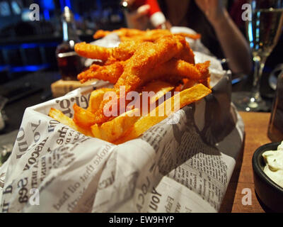 Sogliola limanda goujons con chip sul giornale Foto Stock