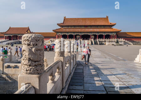 I turisti a piedi nella città proibita corte Foto Stock