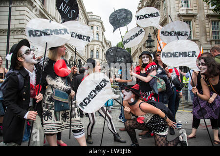 Londra, Regno Unito. Xx Giugno, 2015. Manifestanti contiene fino segni al di fuori di Downing Street come migliaia marzo contro austerità. Londra, Regno Unito. Xx Marzo 2015. Credito: Fotografia Redorbital/Alamy Live News Foto Stock