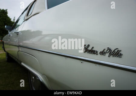 PAAREN IM GLIEN, Germania - 23 Maggio 2015: frammento di un full-size auto di lusso Cadillac Sedan de Ville. Oldtimer mostrano in MAFZ. Foto Stock