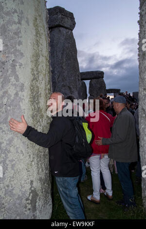 Stonehenge XX giugno 2015 la sensazione di energia dalle pietre a Stonehenge per il solstizio d'Estate Credit: Paul Chambers/Alamy Live News Foto Stock