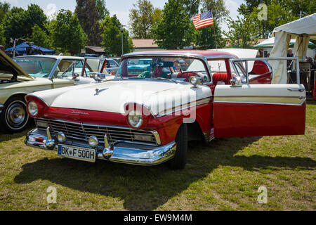 PAAREN IM GLIEN, Germania - 23 Maggio 2015: full-size auto Ford Fairlane 500, 1957. Oldtimer mostrano in MAFZ. Foto Stock