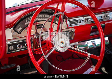 PAAREN IM GLIEN, Germania - 23 Maggio 2015: cabina di un full-size auto Ford Fairlane 500, 1957. Oldtimer mostrano in MAFZ. Foto Stock