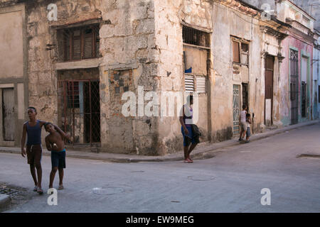 Scena di strada a l'Avana Vecchia. Foto Stock