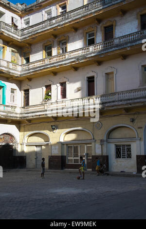 Ragazzi che giocano a calcio in strada vecchia Havana, Cuba. Foto Stock