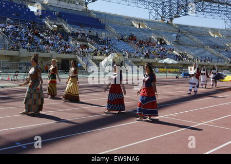 Heraklion, Grecia. Xx Giugno, 2015. Donne abbigliate come il serpente dea da Minoan volte condurre la processione delle bandiere dei paesi partecipanti. Il 2015 Europeo di Atletica Leggera Campionati del Team prima lega è stato ufficialmente aperto di fronte a migliaia di persone nel Pankrition Stadium di Heraklion a Creta. © Michael Debets/Pacific Press/Alamy Live News Foto Stock