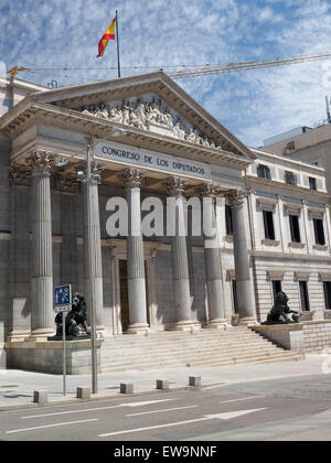 Ufficio del governo Congresso dei Deputati di Spagna con leone di bronzo scultura Madrid Europa Foto Stock