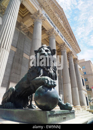 Ufficio del governo Congresso dei Deputati di Spagna con leone di bronzo scultura Madrid Europa Foto Stock