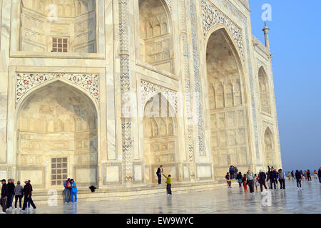 Taj Mahal Closeup architettura turisti vista nella parte anteriore del Taj Mahal India Foto Stock
