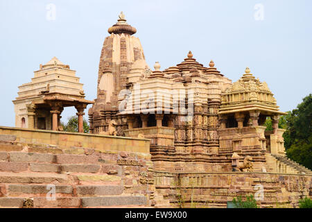 Khajuraho Devi Jagadambi Temple Khajuraho Gruppo di monumenti templi di Khajuraho India tempio complesso vista di architettura Foto Stock