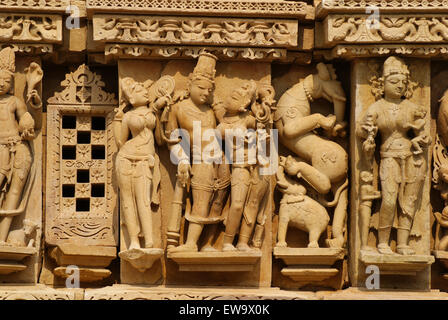 Romanticismo e amore storica Kama Sutra statua arti nel tempio di Khajuraho muri in Madhya Pradesh India Foto Stock
