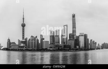 Bianco e nero cityscape sull'acqua Foto Stock