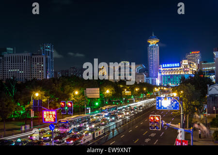 Il traffico della città di notte Foto Stock