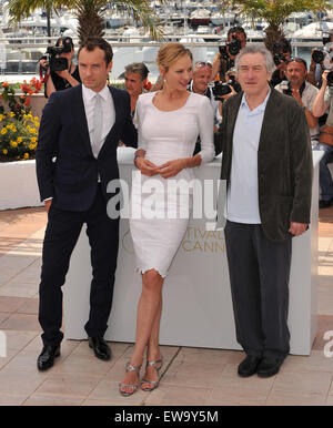 CANNES, Francia - 11 Maggio 2011: Jude Law (sinistra), Uma Thurman & Robert De Niro al photocall per la giuria al sessantaquattresimo Festival de Cannes. Foto Stock