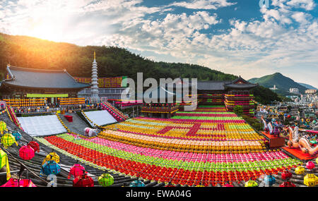 Migliaia di lanterne di carta desidera visitatori bene durante il Buddha il compleanno al tempio Samgwangsa in Busan, Corea del Sud. Foto Stock