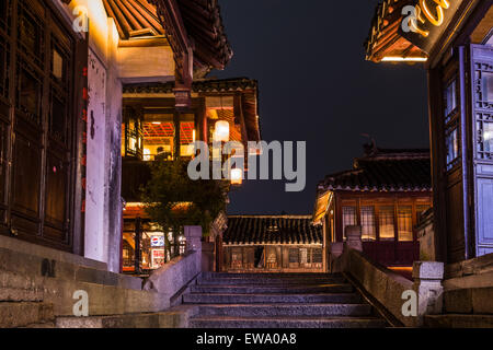 Lanterne cinesi in ristoranti che illuminano le scale di notte nella storica e panoramica città d'acqua Zhouzhuang, Cina Foto Stock