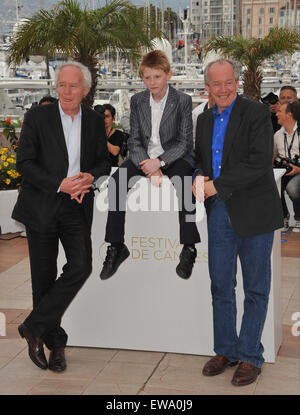 CANNES, Francia - 15 Maggio 2011: registi Jean-Pierre Dardenne & Luc Dardenne con Thomas Doret al photocall per il loro film " il bambino con un moto' Al sessantaquattresimo Festival de Cannes. Foto Stock