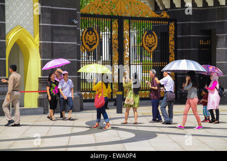 I turisti Scattare foto nella parte anteriore la Malaysia Royal Palace. Foto Stock