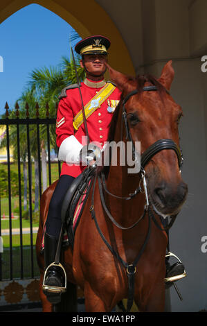 Royal cavalryman guardia davanti la Malaysia new Royal Palace si trova a Kuala Lumpur. Foto Stock