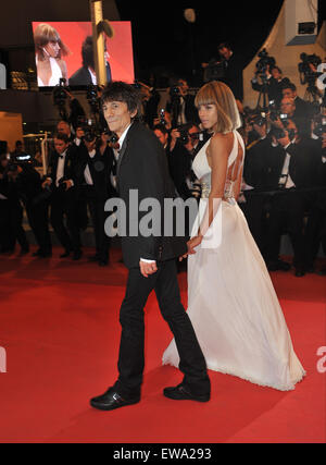 CANNES, Francia - 18 Maggio 2011: Ronnie Wood & Ana Araujo alla premiere di 'Melancholia' Al sessantaquattresimo Festival de Cannes. Foto Stock