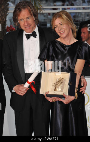 CANNES, Francia - 22 Maggio 2011: Produttori Bill Pohlad & Dede Gardner - i loro film "L'Albero della Vita" ha vinto la Palma d'Oro al sessantaquattresimo Festival de Cannes awards gala. Foto Stock