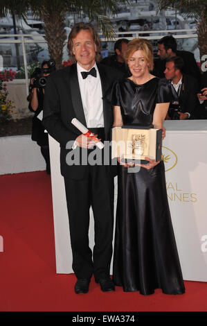 CANNES, Francia - 22 Maggio 2011: Produttori Bill Pohlad & Dede Gardner - i loro film "L'Albero della Vita" ha vinto la Palma d'Oro al sessantaquattresimo Festival de Cannes awards gala. Foto Stock