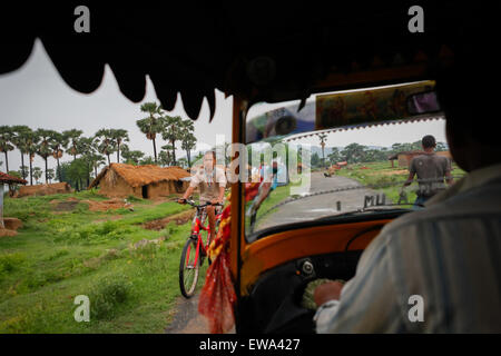 Un autorickshaw sta muovendosi sulla strada rurale in Dungeshwari, Gaya, Bihar, India. Foto Stock