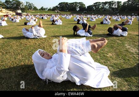 Srinagar, Indiano-controllato del Kashmir. Il 21 giugno, 2015. Scuola del Kashmir bambini pratica yoga il primo International Yoga giorno a Srinagar, capitale estiva di Indiano-Kashmir controllata, 21 giugno 2015. Credito: Javed Dar/Xinhua/Alamy Live News Foto Stock