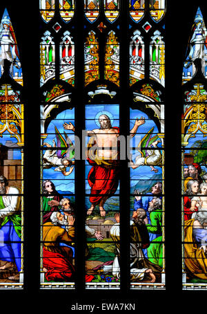 Norwich, Norfolk, Inghilterra. Norwich Cathedral (1096-1145) dettagli dalla finestra Occidentale che mostra l'Ascensione di Cristo. (1854) Foto Stock