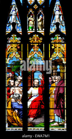Norwich, Norfolk, Inghilterra. Norwich Cathedral (1096-1145) dettagli dalla finestra Occidentale che mostra l'insegnamento di Cristo. (1854: progettato un Foto Stock