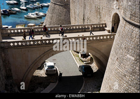 I turisti sul ponte in pietra a cancello PLOCE ingresso alla città vecchia di Dubrovnik, Croazia Foto Stock