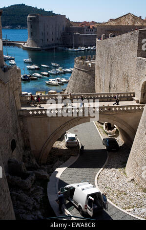 I turisti sul ponte in pietra a cancello PLOCE ingresso alla città vecchia e al porto di Dubrovnik, Croazia Foto Stock