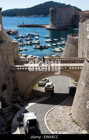 I turisti sul ponte in pietra a cancello PLOCE ingresso alla città vecchia e al porto di Dubrovnik, Croazia Foto Stock