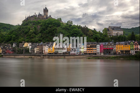 Case colorate nella parte anteriore del castello di Cochem, della Mosella, Germania Foto Stock