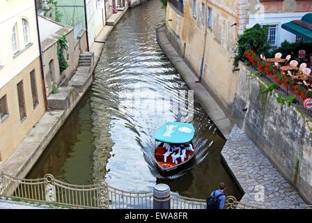 Piccolo self drive imbarcazione turistica sul retro canal street, Praga, Repubblica ceca, dell'Europa orientale. Foto Stock