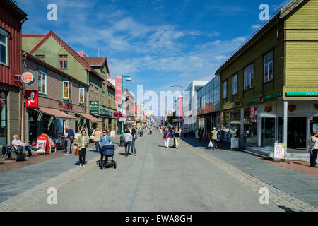 La strada principale dello shopping o Storgata, in Tromso, Norvegia Foto Stock