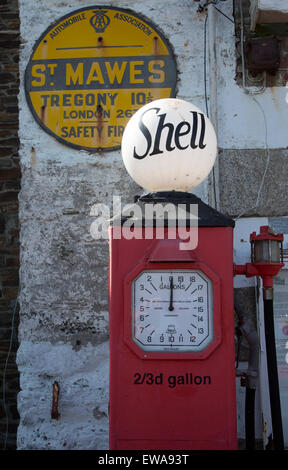 Guscio di vecchia pompa di benzina, St Mawes, Cornwall, Regno Unito Foto Stock