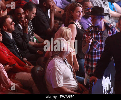 Las Vegas, Nevada, USA. Il 21 giugno, 2015. Il cantante Justin Beiber assiste il Adrien Broner vs Shawn Porter welterweight match di boxe a giugno 20, 2015 al MGM Grand Arena di Las Vegas, Nevada. Credito: Marcel Thomas/ZUMA filo/Alamy Live News Foto Stock