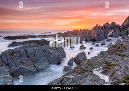 North Devon, Regno Unito, 21 giugno 2015 il Solstizio d'estate alba sopra il Bennett's bocca, Mortehoe, Inghilterra, l'Europa. Credito: Sebastian Wasek/Alamy Live News Foto Stock