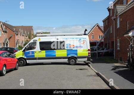 Langley mill, DERBYSHIRE REGNO UNITO. Il 21 giugno 2015. Tre persone sono morte in una casa di fuoco a Langley mulino. polizia erano chiamati a una casa in north street a 4.04am oggi (domenica, 21 giugno) a seguito di segnalazioni di incendio. Un uomo, donna e bambino di sesso femminile sono morti a seguito dell'incendio che gravemente danneggiato la casa e una macchina parcheggiata fuori. Credito: Deborah vernon/alamy live news Foto Stock