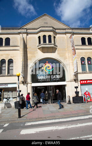 Gate di smeriglio centro shopping nel centro città, Chippenham, Wiltshire, Inghilterra, Regno Unito Foto Stock