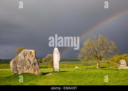 Rainbow su pietre permanente ad Avebury, Wiltshire, Inghilterra, Regno Unito Foto Stock