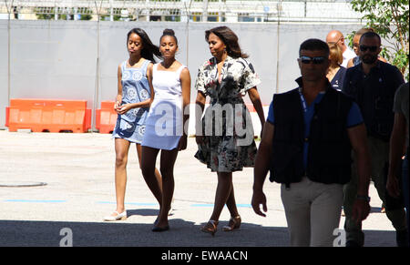 Venezia, Italia. Il 21 giugno, 2015. La First Lady Michelle Obama con la sua madre, la signora Robinson mariana, e le figlie Malia e Sasha Obam durante la partenza dall'Aeroporto Marco Polo domenica 21 giugno 2015, a Venezia Credit: Andrea Spinelli/Alamy Live News Foto Stock