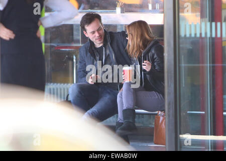 Josefine Preuss e un maschio non identificato il check in presso l'aeroporto di Tegel con: Josefine Preuss Dove: Berlino, Germania Quando: 20 Apr 2015 Foto Stock