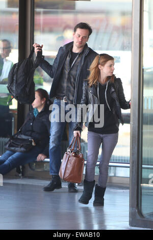 Josefine Preuss e un maschio non identificato il check in presso l'aeroporto di Tegel con: Josefine Preuss Dove: Berlino, Germania Quando: 20 Apr 2015 Foto Stock