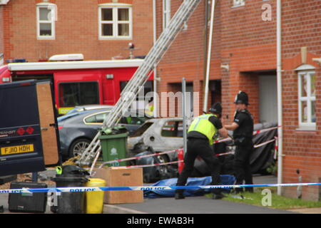 Langley mill, DERBYSHIRE REGNO UNITO. Il 21 giugno 2015. Tre persone sono morte in una casa di fuoco a Langley mulino. polizia erano chiamati a una casa in north street a 4.04am oggi (domenica, 21 giugno) a seguito di segnalazioni di incendio. Un uomo, donna e bambino di sesso femminile sono morti a seguito dell'incendio che gravemente danneggiato la casa e una macchina parcheggiata fuori. Credito: Deborah vernon/alamy live news Foto Stock