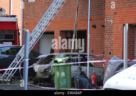 Langley mill, DERBYSHIRE REGNO UNITO. Il 21 giugno 2015. Tre persone sono morte in una casa di fuoco a Langley mulino. polizia erano chiamati a una casa in north street a 4.04am oggi (domenica, 21 giugno) a seguito di segnalazioni di incendio. Un uomo, donna e bambino di sesso femminile sono morti a seguito dell'incendio che gravemente danneggiato la casa e una macchina parcheggiata fuori. Credito: Deborah vernon/alamy live news Foto Stock